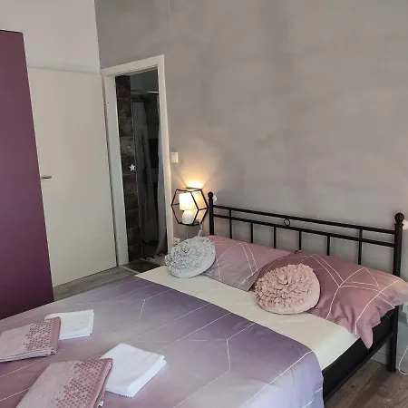 Apartman Kiara شقة
